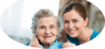 Seniorin mit Pflegerin