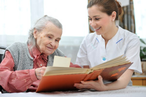 Seniorin mit Pflegerin