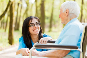 Seniorin mit Pflegerin